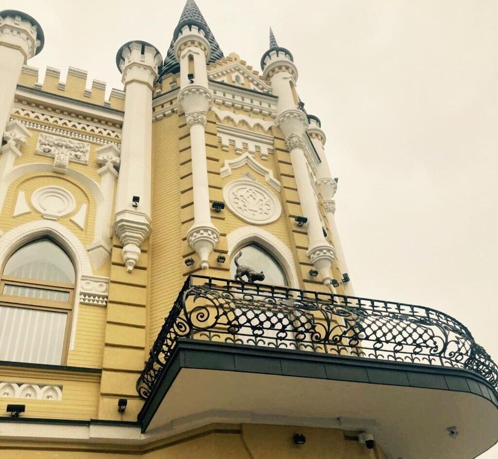 Новая Красивая Квартира. チェルカースィ エクステリア 写真
